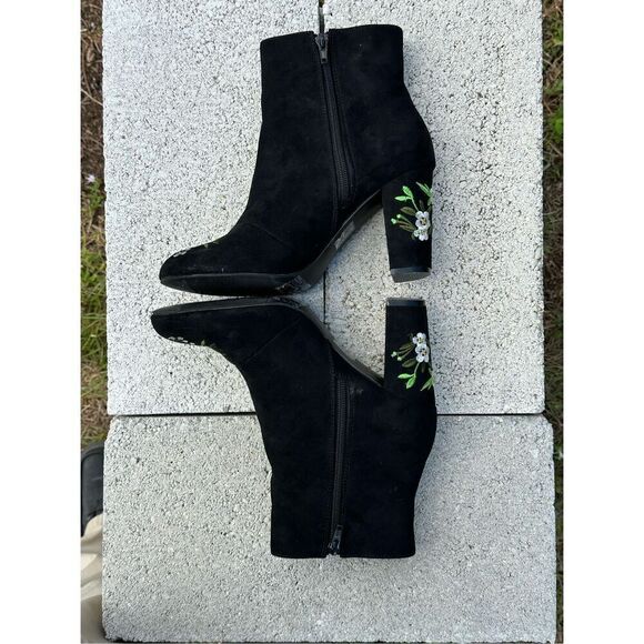 Forever 21 BLACK SUEDE ANKLE BOOTS WITH WHITE FLORAL EMBROIDERY - SIZE 8 - Picture 2 of 9